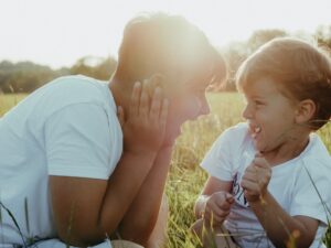 Zwei Kinder lachen in einem Feld an einem Sommertag